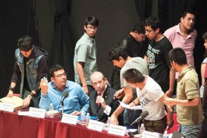 El director del Instituto Politcnico Nacional, Enrique Fernndez Fassnacht, y alumnos discutieron s