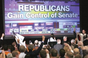 Republicanos celebran su victoria electoral en el Senado frente a una pantalla gigante en Denver, Co