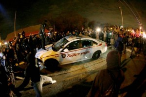 Manifestantes vandalizan una patrulla en Ferguson, Missouri, al estallar disturbios luego que un jur