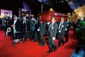 Los asistentes aplaudieron al paso del ata�d