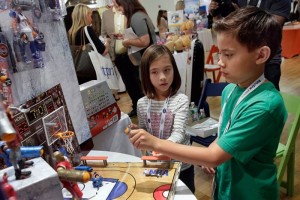 Nios que califican juguetes en YouTube estn de moda Evan y Jillian han hecho de calificar sus juguetes un exitoso canal de YouTube con ms de 800 millon