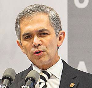 Mancera entrega propuesta de incremento al m�nimo