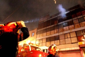 Aspecto de los bomberos laborando en el lugar del incendio