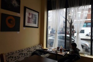 Monsivis ya tiene su caf en Chicago Este nuevo caf de nueve mesas y atmsfera relajada por ahora exhibe en sus paredes la obra del arti