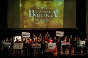 Los integrantes se manifiestan a favor de Ayotzinapa al final del recital 