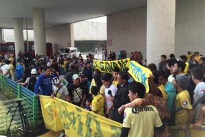 Los aficionados se mantuvieron estoicos esperando a sus dolos