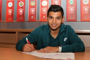 El mexicano posa antes de firmar el contrato que lo vincule con el Twente hasta 2018