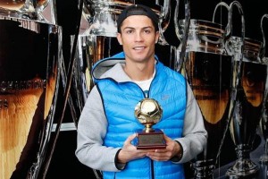 El jugador del real Madrid posa para la foto con su premio al mejor goleador del 2013
