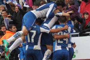 Los jugadores del Espanyol festejan el gol que le dio la victoria ante el Granada 