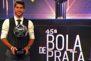 El jugador brasileo posa con el Baln de Plata, premio que recibi en Brasil 