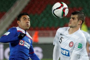 El futbolista tiene contrato vigente con los tapat�os de seis meses m�s.