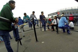 Aficionados esperan a que las taquillas sean abiertas para la compra de boletos