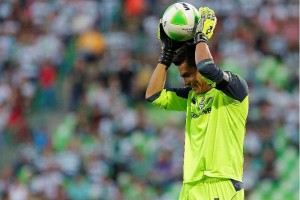 El portero mexicano en un partido con Santos Laguna