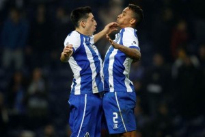 Herrera y Danilo da Silva festejan de una peculiar manera uno de los goles de los Dragones