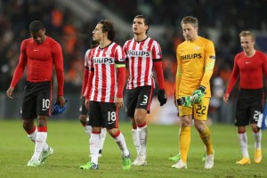 Los jugadores del PSV se van cabizbajos tras la derrota ante el Dinamo de Mosc� 