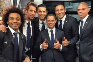 Marcelo, Javier Hernndez, Keylor Navas, Coentrao, Cristiano Ronaldo y Pepe se toman una foto antes 