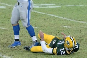 Suh pisa de manera intencional a Aaron Rodgers