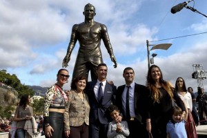 La estatua y la medalla son las m�ximas distinciones que entrega el Congreso de Madeira