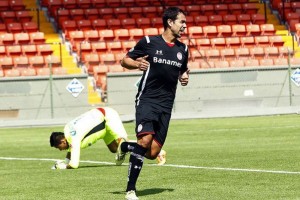 El delantero paraguayo celebrea un gol 