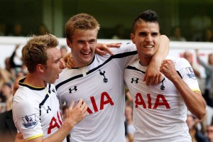 Los jugadores de los Spurs celebran un gol 