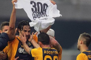 Luca Toni celebra su anotacin  nmero 300 en el futbol profesional