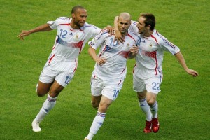 Henry, Zidane y Ribery celebran un gol