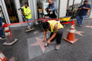 En respuesta a la agresi�n a la estrella, la C�mara de Comercio de Hollywood difundi� en un comunica