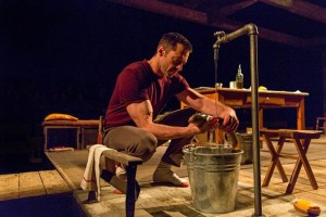 Hugh Jackman aprende a destripar pescados En una escena atrapa una trucha real de 1.3 kilos, la abre con un cuchillo, le retira los rganos, l