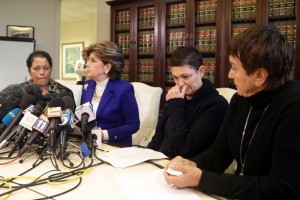 EN CONTRA. La fiscal Gloria Allred habla junto a tres mujeres que aseguran haber sido abusadas por el actor est