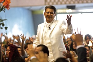 Acuden 150 mil a funeral del l�der de iglesia Luz del Mundo