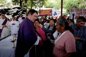 Padres de los normalistas desaparecidos entregaron cartas al nuncio apostlico de Mxico, Crisophe P