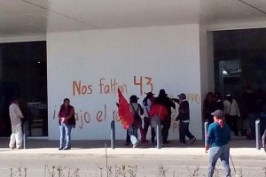 Los activistas, algunos cubiertos del rostro, se mantienen en el acceso principal de la terminal a�r