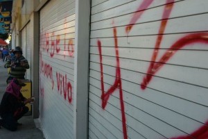 La avanzada de la manifestaci�n impide el paso a los clientes de varias tiendas de comida r�pida y o