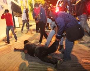 Un saldo de cinco civiles y tres policas federales heridos dej el enfrentamiento entre miembros de