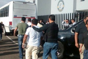 Los rurales afines al fundador de las autodefensas arribaron a la Procuradur�a de Michaoc�n