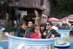 En el video se muestra a Kassandra Bravo sonriente acompa�ada de sus amigos, sus colegas y su famili