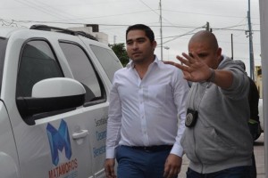 Reportan detencin de funcionario de Matamoros Aspecto del edil acompaado por un agente ministerial