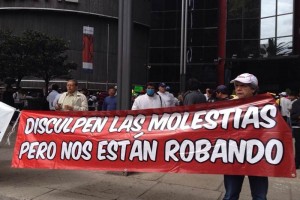 Los manifestantes protestan en contra de la disolucin y liquidacin de Ficrea por operaciones ilci