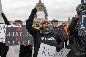 Manifestantes que llevaban carteles con los nombres de estadounidenses negros muertos