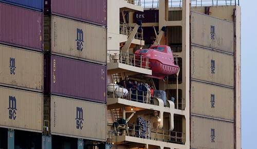 Los servicios de rescate griegos e italianos, apoyados por barcos mercantes