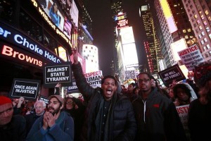 os manifestantes bloquearon el trnsito en Times Square, retiraron las vallas policiales que rodean 