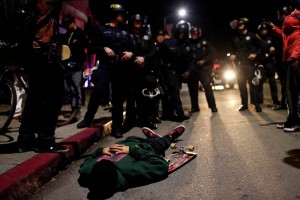 La polica detuvo al menos a 45 personas por delitos como vandalismo, no dispersarse y resistirse al