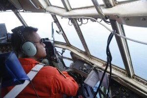 Un soldado de la Fuerza Area indonesia sobrevuela la isla de Bangka (Indonesia) a bordo de un avin