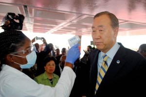 Ban, que lleg� al pa�s africano esta ma�ana, afirm� que la comunidad mundial se muestra cautelosamen