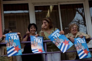 Los cubanos celebraron anonadados el mircoles el aparente fin de dcadas de conflicto con Estados U