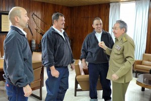 El presidente Ral Castro junto a Gerardo Hernndez, Ramn Labanino y Antonio Guerrero, luego de su 