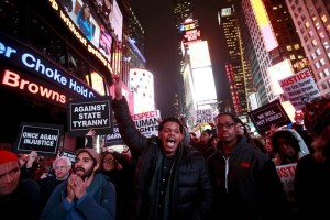 Cientos de manifestantes que demandaban justicia empezaron a congregarse en Times Square