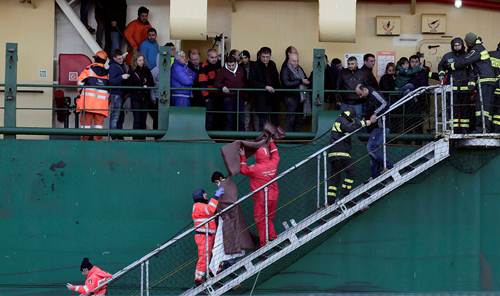 Rescatan a 351 personas del ferry italiano Las labores de rescate en el transbordador