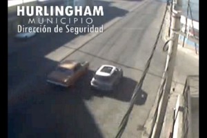 Fotograma tomado de las cmaras de seguridad al momento del disparo entre los autos