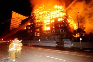 En las primeras horas del lunes, un complejo de departamentos en construcci�n registr� un incendio m